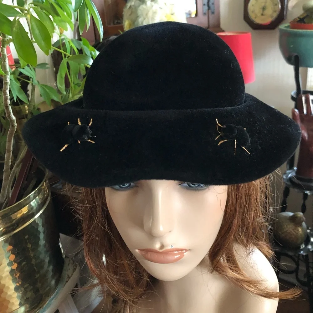Vintage Black Velour Hat with Bumblebees - Picture 9 of 9